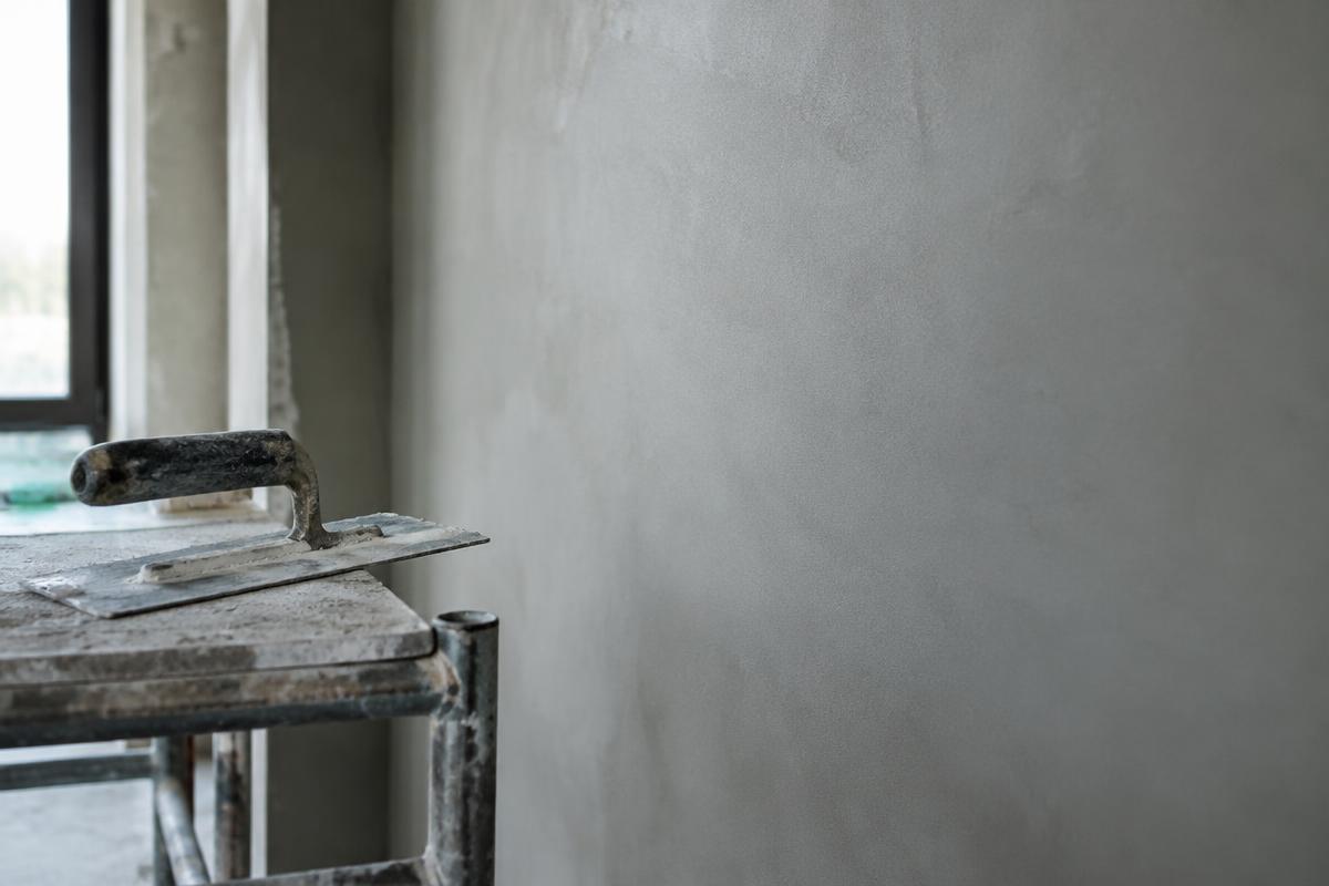 Vers gestucte wand met stukadoorsspaan